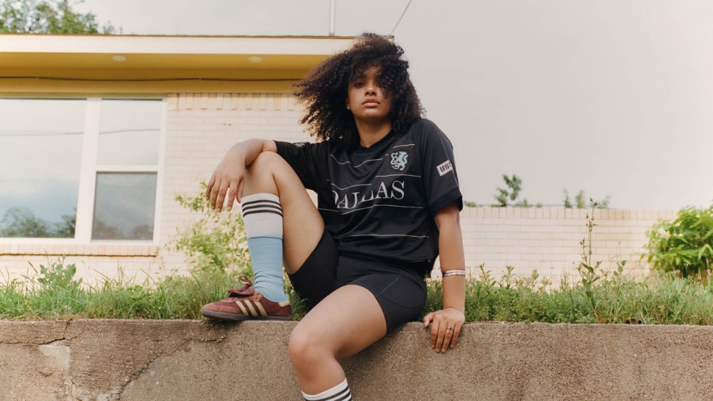 Female wearing the Blackland Crude Kit